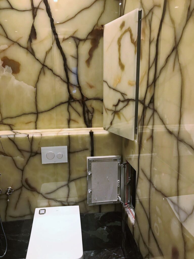 Санузел со встроенной техникой и техническими отсеками