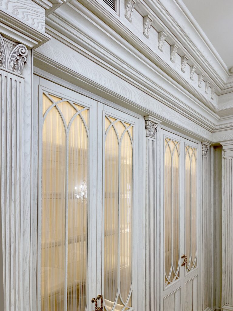 Оформление дверного портала резным деревом