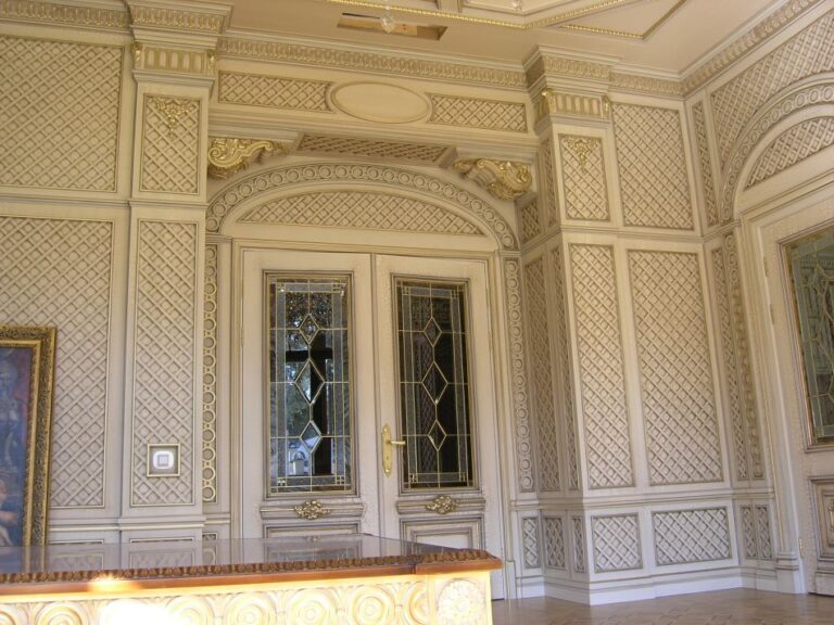 Готовый ремонт коттеджа с декоративными золотистыми элементами