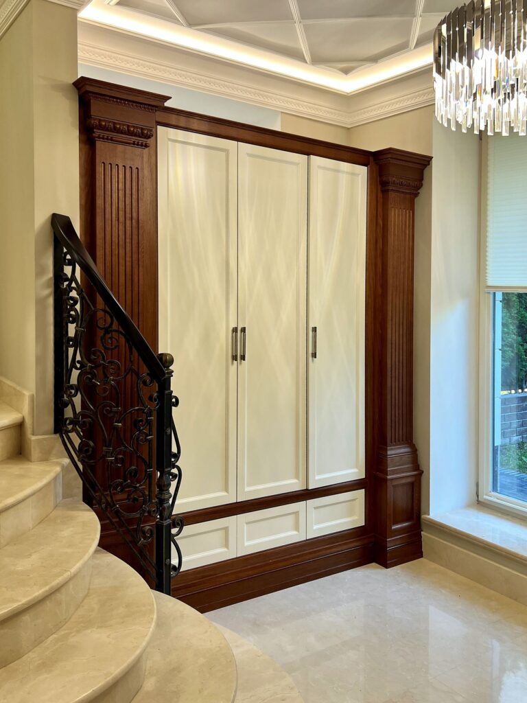 Дизайн прихожей с бело-коричневым шкафом