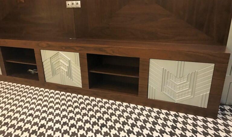 Темно-ореховая тумба под ТВ с открытыми полками и декоративными белыми панелями