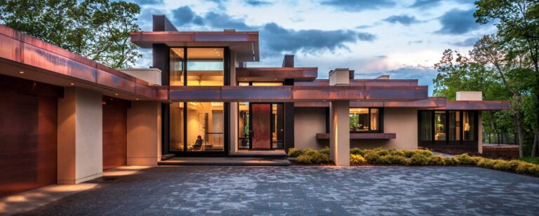 Сегментарная плоская крыша в эффектном экстерьере дома