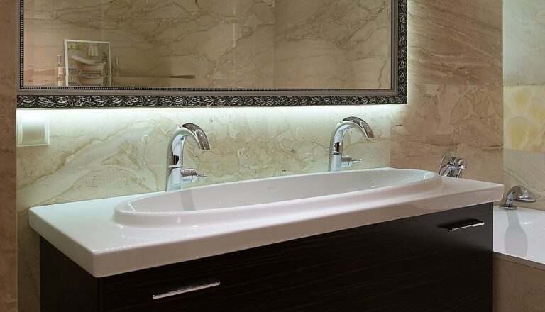 Мраморный санузел с овальной белой раковиной