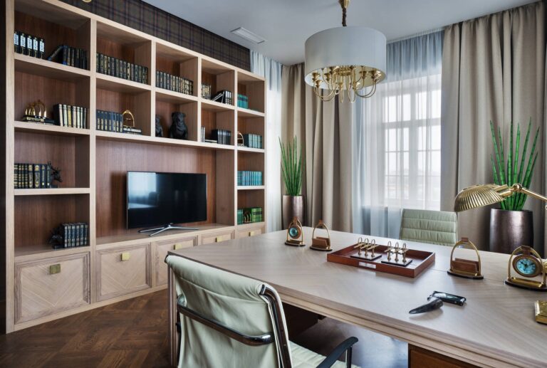 Ореховые и светло-серые акценты в оформлении бежевого кабинета