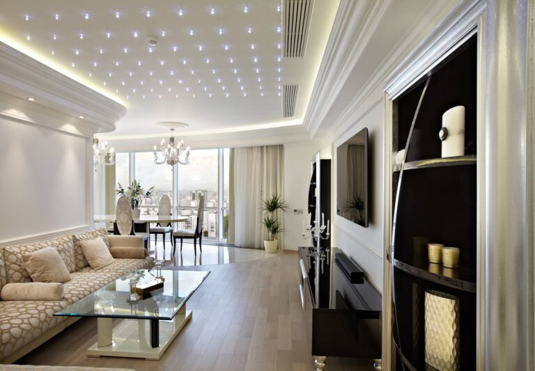 Темно-светлая мебель в реальном интерьере гостиной