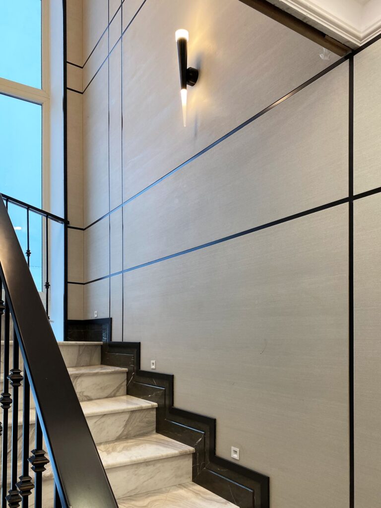 Бежевое дерево в отделке стен лестницы