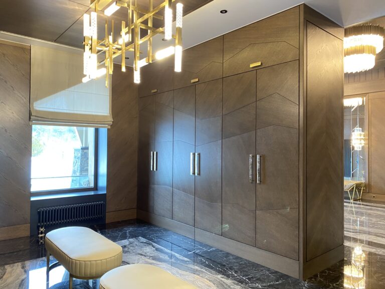 Интерьер холла с мебелью из массива