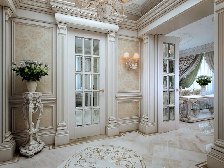 Небольшой коридор с панелями, украшенными орнаментом в пастельных тонах