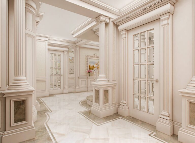 Классический интерьер холла в дорогой квартире