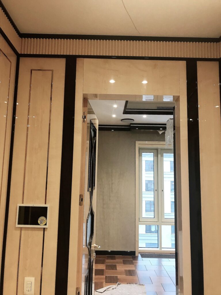 Оформление дверного проема в сочетании палевого и черного цвета