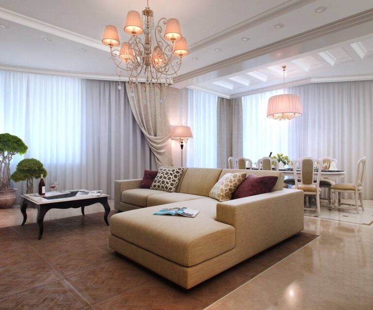 Оформление гостиной с бежевым диваном угловой формы