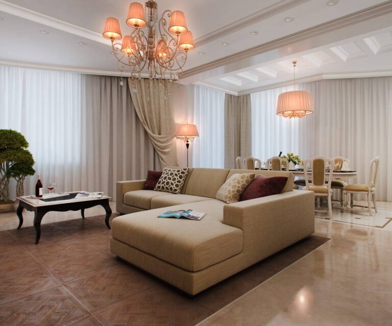 Бело-бежевые занавеси по периметру в оформлении гостиной