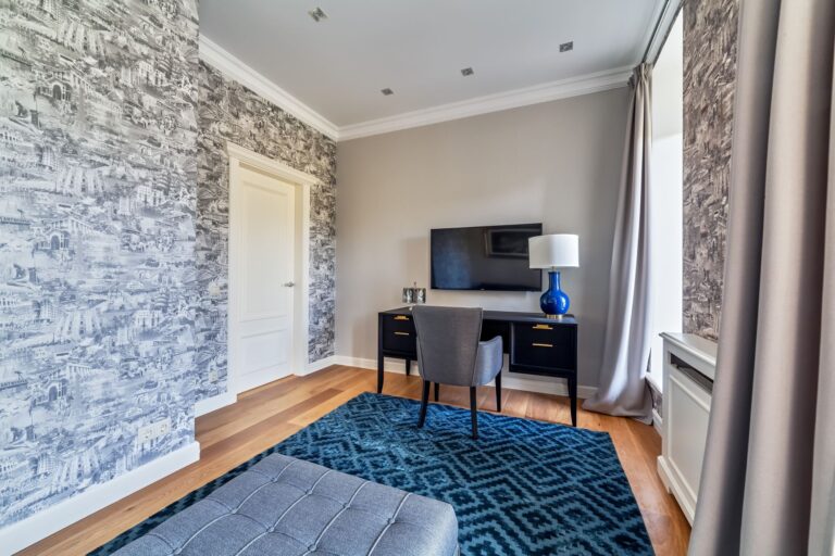 Гостиная в отделке обоями с дизайнерским принтом