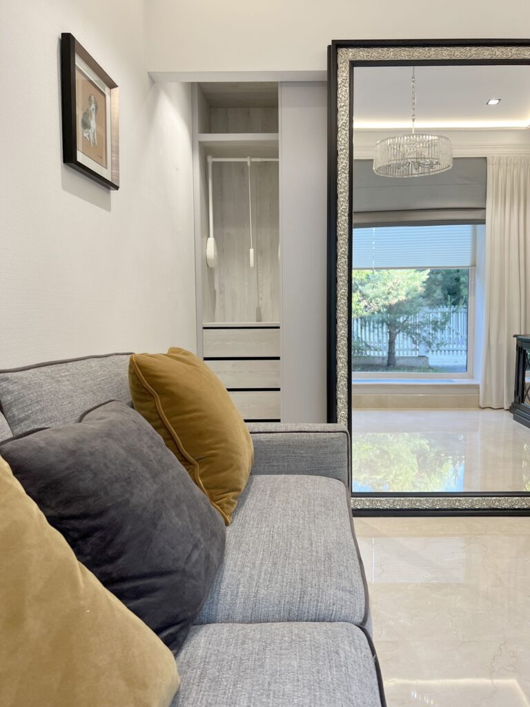 Дизайн гостиной с сочетанием белого, серого и коричневого цветов