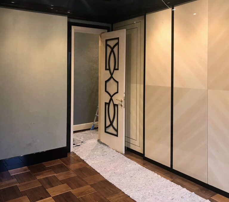 Серая стена с глянцевой черной окантовкой