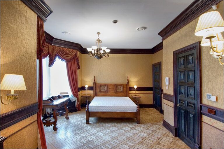 Лаконичный дизайн спальни с большой резной кроватью