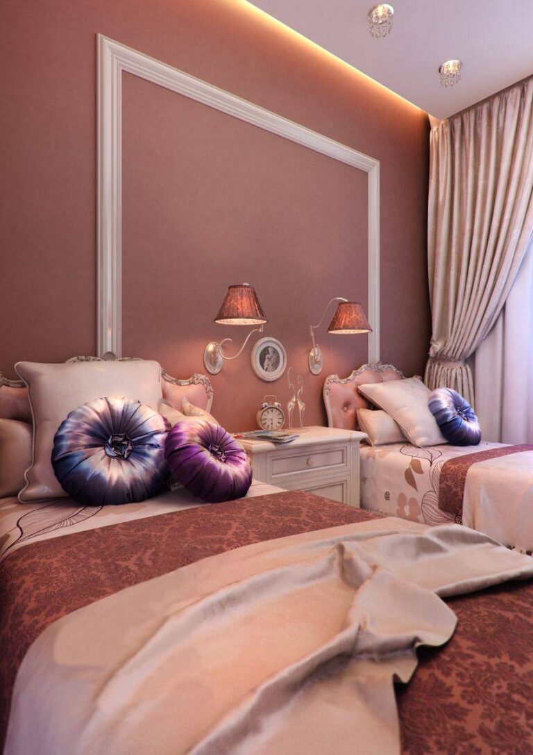 Изысканный интерьер спальни с двумя золотистыми бра