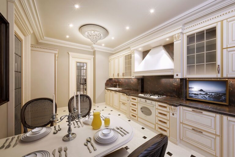 Искусная резьба и золотые акценты в интерьере кухни
