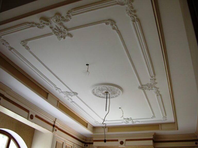 Оформление лепниной потолка частного дома