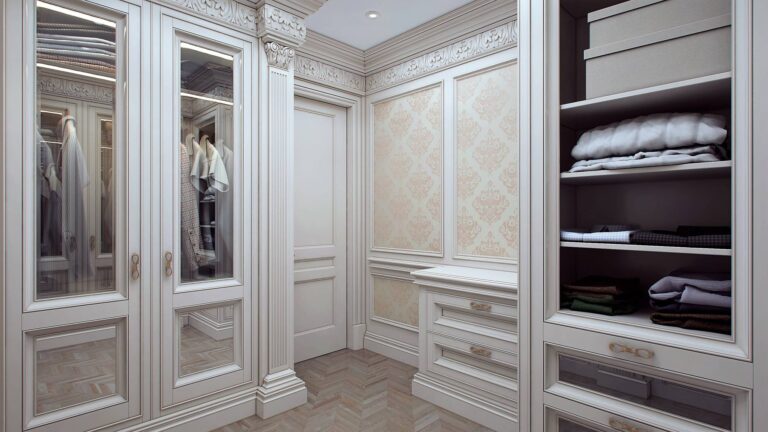 Белая гардеробная комната с компактным комодом