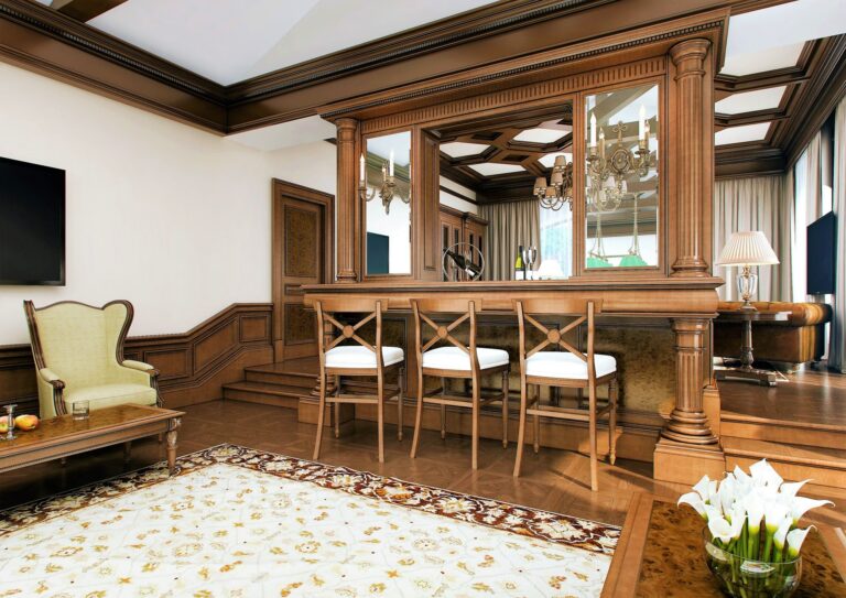 Зона отдыха бильярдной с барной стойкой, зеркалами и резными полуколоннами
