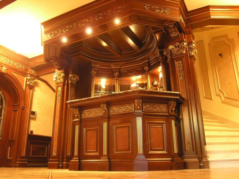 Оформление барной стойки после ремонта позолоченной резьбой