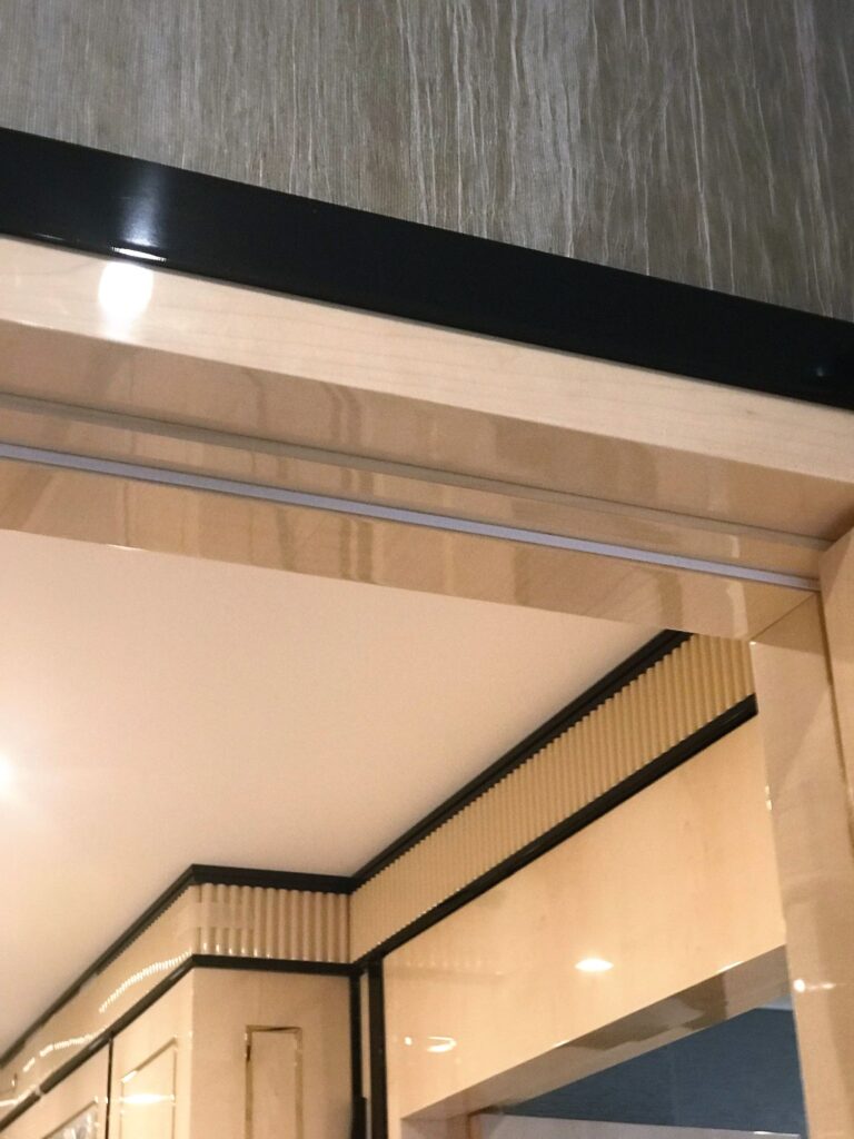 Потолок с рифленым фризом