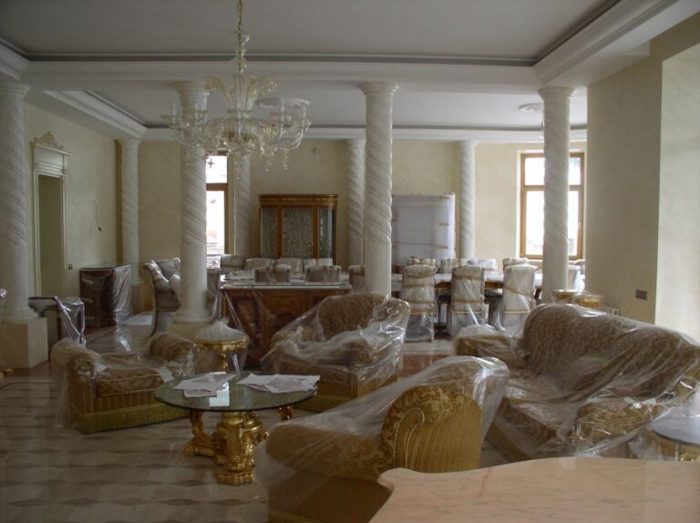 Белые колонны по периметру столовой и гостиной в интерьере дома