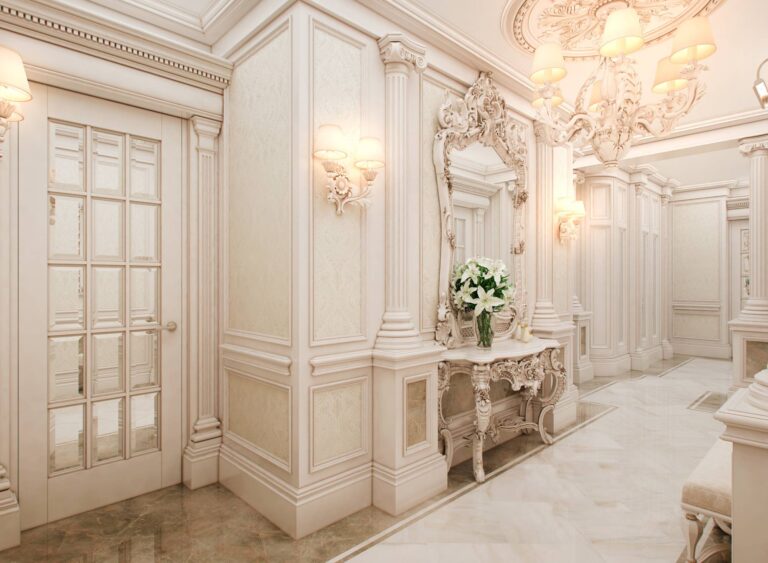 Дизайн холла с белыми резными панелями