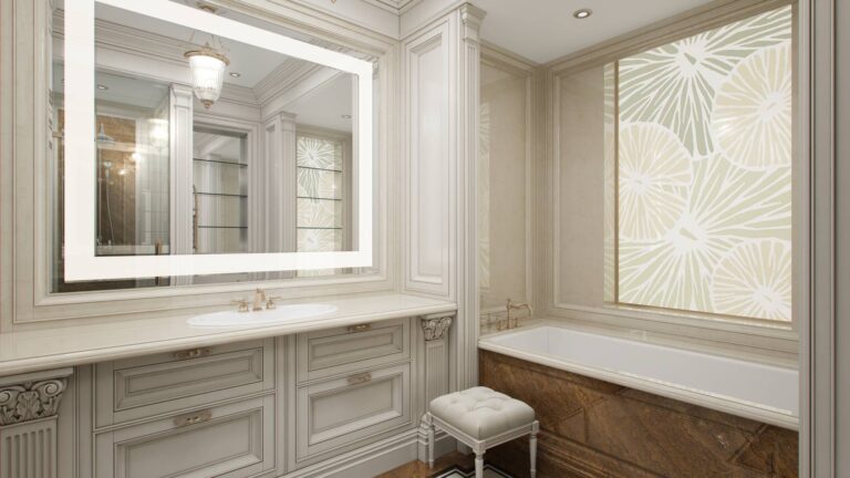 Ванная комната с декоративными стеклянными панелями