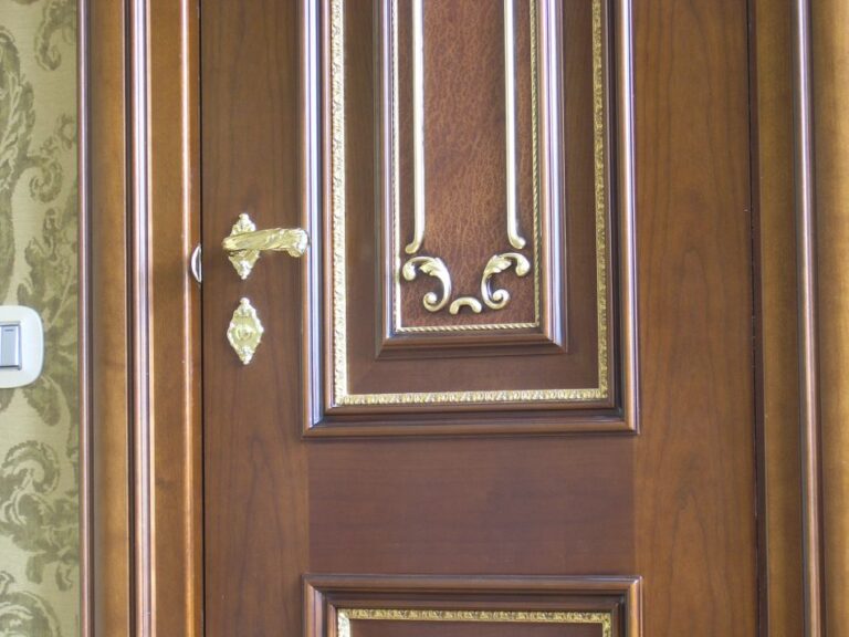 Золотистая накладная резьба на дверях после ремонта
