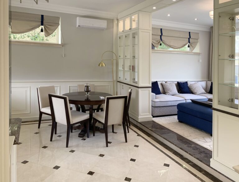 Интерьер гостиной-столовой с сочетанием белого дерева