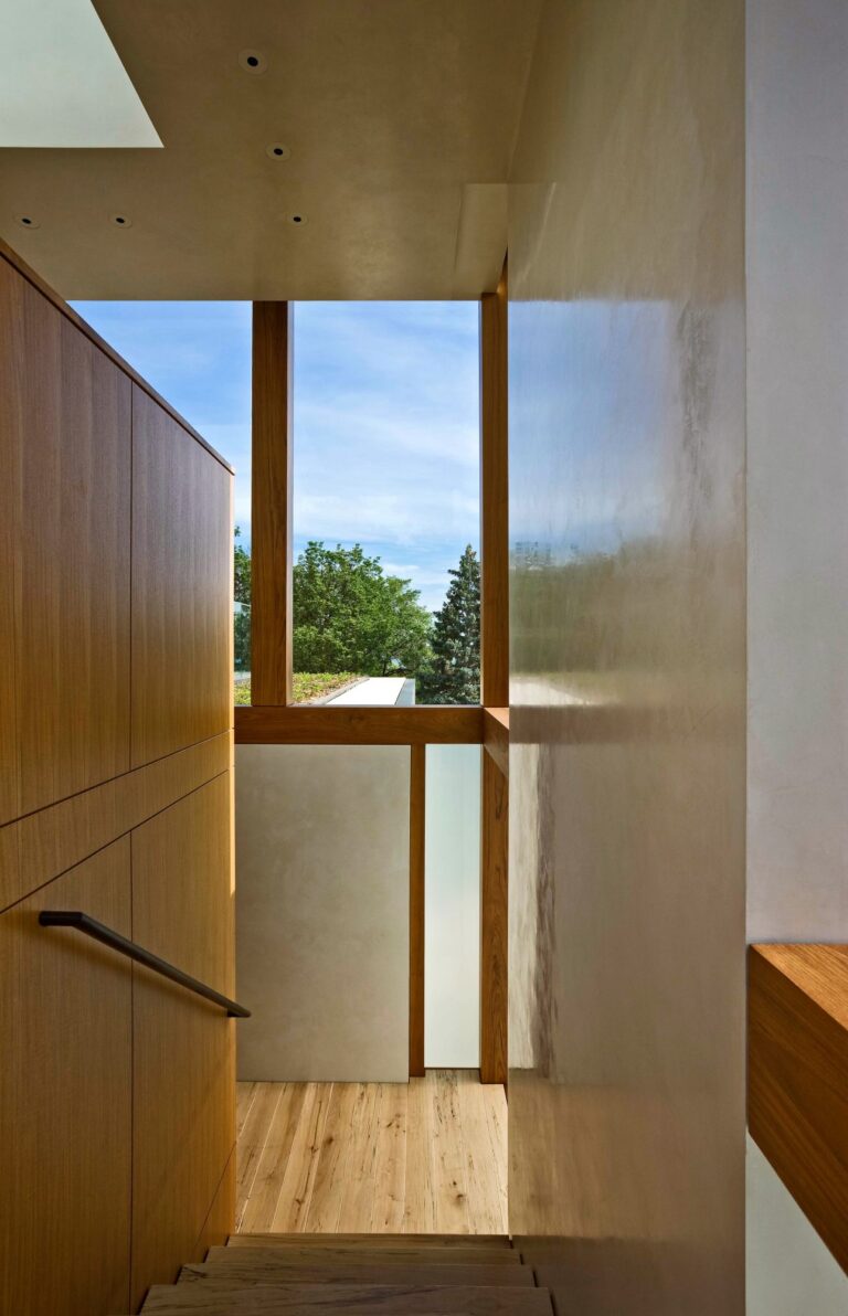 Отделка камнем и деревом лестницы в доме