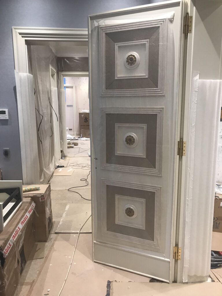 Коридор со светло-серой декорированной дверью