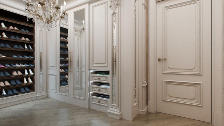 Интерьер гардеробной с резной мебелью и большой люстрой