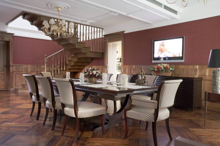 Эффектный интерьер столовой с длинным ребристым комодом