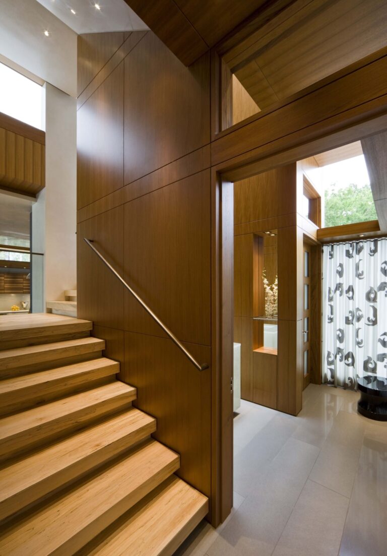 Отделка деревом лестничного холла 1-го этажа дома