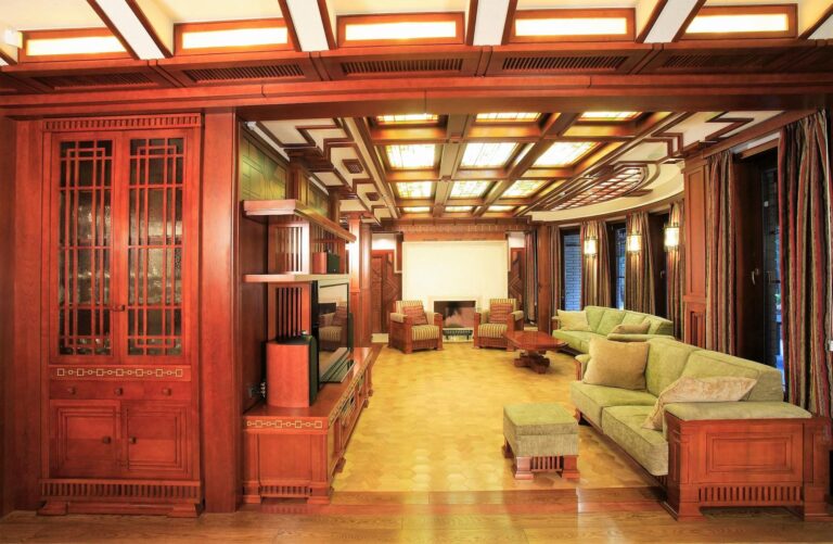 Диваны салатового оттенка и каминная зона в дизайне гостиной из палисандра