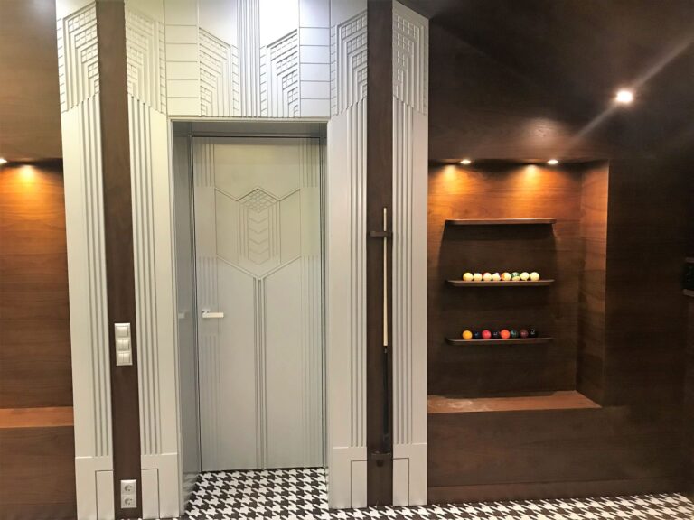 Полки для шаров и верхняя подсветка во встроенной нише бильярдной