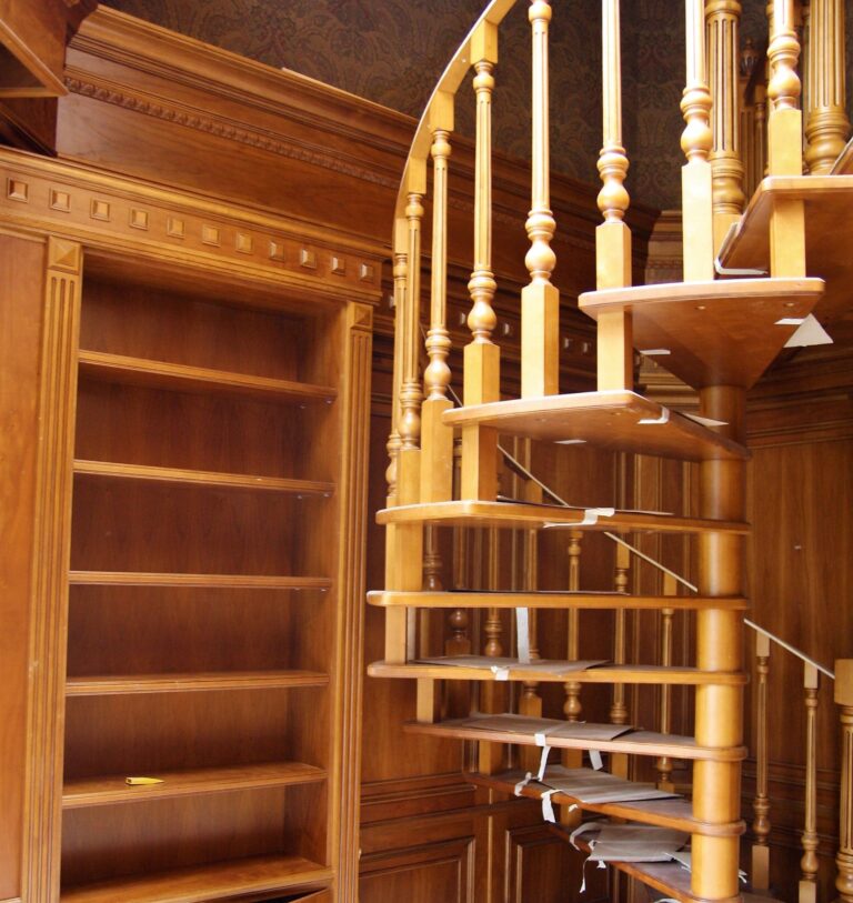 Фигурные резные балясины в обустройстве винтовой лестницы