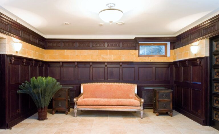 Полоса светлого камня в темном дизайне холла