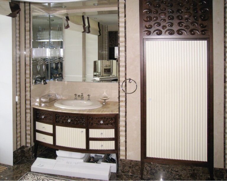 Умывальник с контрастной тумбой в отделке кремовым мрамором и зеркалами