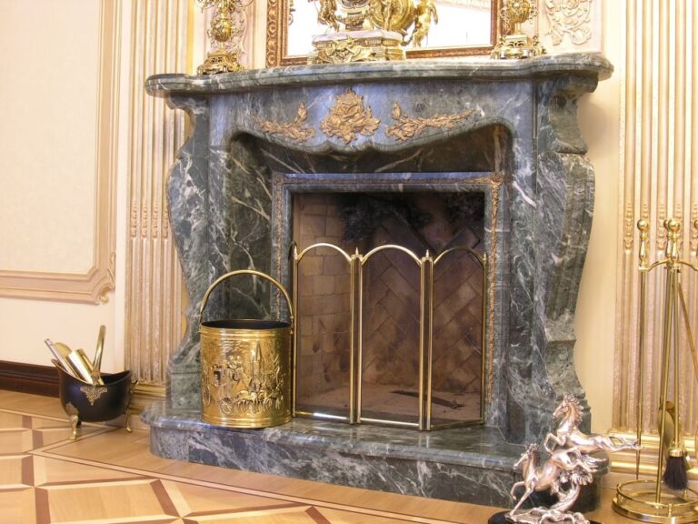 Ремонт особняка с эффектным камином из мрамора