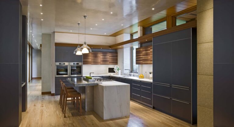 Классический дизайн кухни с угловой серо-коричневой мебелью