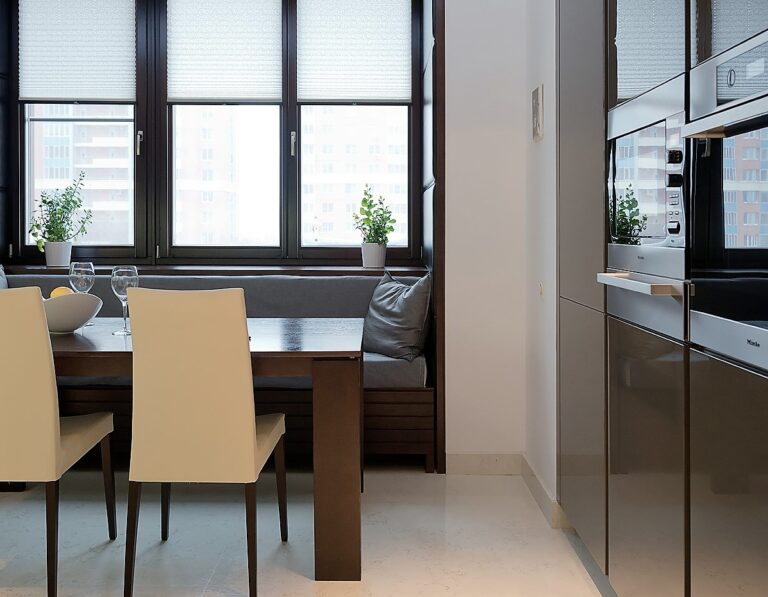 Стулья кремового оттенка в дизайне коричневой кухни