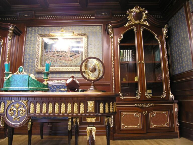 Элитный ремонт кабинета с инкрустированной мебелью