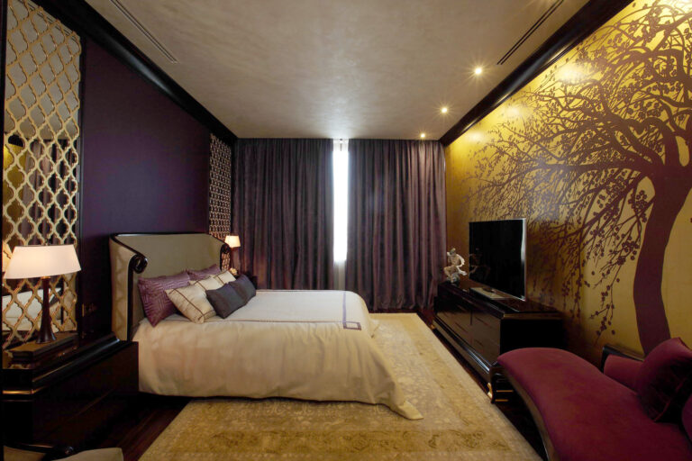 Темная спальня с декоративной золотистой стеновой панелью