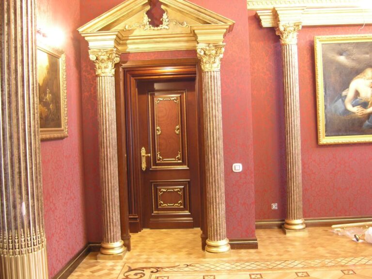 Ремонт холла особняка с эффектными колоннами у двери