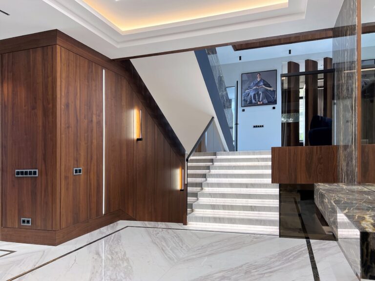 Лестничный холл с современным ремонтом