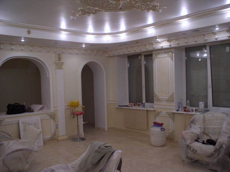 Готовый ремонт салона красоты с лепниной на стенах